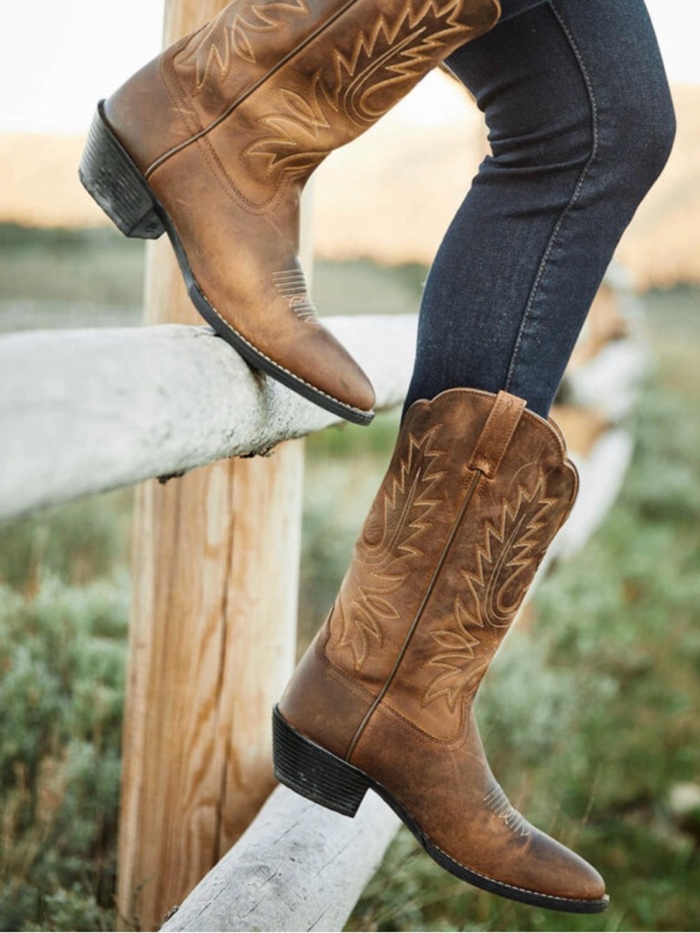NEW Ariat Heritage R Toe Western Boot (8C)